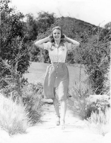 Carole Landis out in the park 8b20-17100