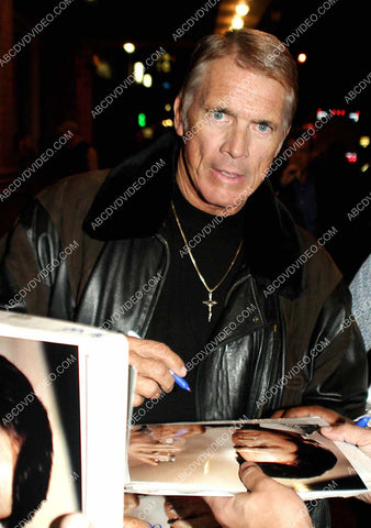 Chad Everett signing autographs for fans 8b20-17130