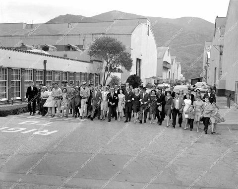 Jack Warner leads all Warner Brothers classic TV casts on Studio backlot cool shot 8b20-17207