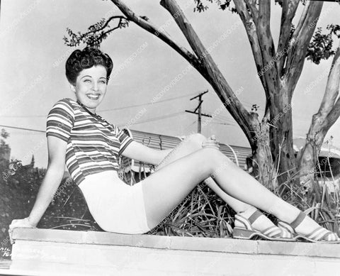 beautiful Gail Russell in the backyard 8b20-17410