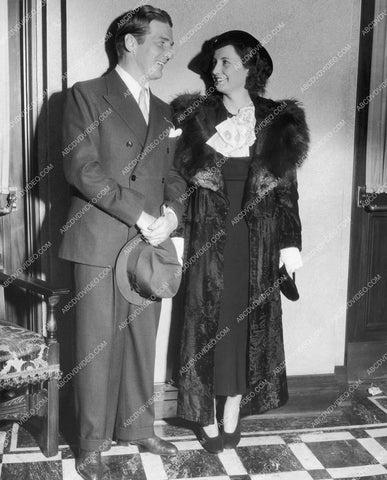 candid Barbara Stanwyck and Frank Fay I think 8b20-17427