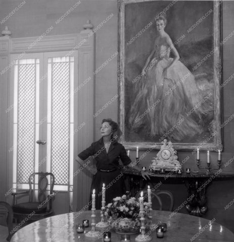 Agnes Moorehead at home for magazine interview 8b20-1757