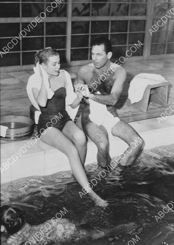 Grace Kelly William Holden dangle their feet in the pool 8b20-17619