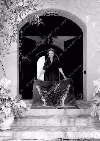 does Agnes Moorehead clean her own rugs 8b20-1765