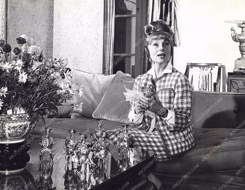 Agnes Moorehead polishes some decorations at home 8b20-1771