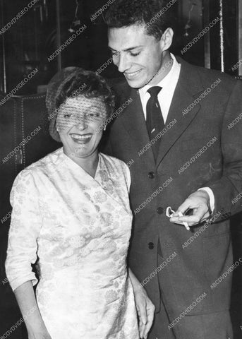 candid Edith Piaf and friend 8b20-17749