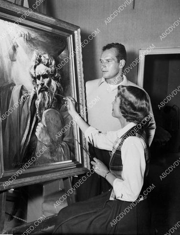 Charlton Heston checks out painting portrait of self as Moses 8b20-17922