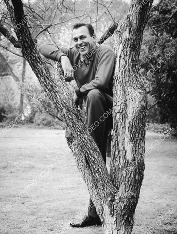 Howard Keel enjoys the outdoors 8b20-18009