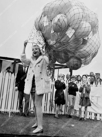Hayley Mills with a bunch of Thoroughly Modern Millie balloons 8b20-18087