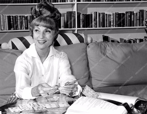 Agnes Moorehead plays a game of solitaire at home 8b20-1809