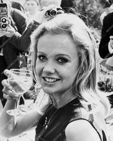 Hayley Mills w a glass of wine 8b20-18108
