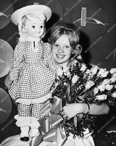 Hayley Mills w doll and flowers 8b20-18116