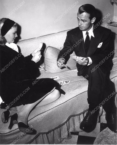 Alan Ladd playing cards behind the scenes passes the time 8b20-1840