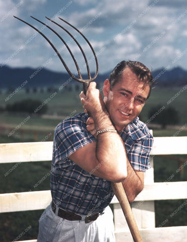 Alan Ladd takes a break and poses with his pitchfork 8b20-1848