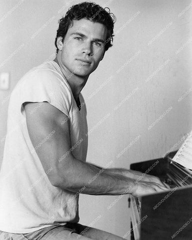 Jon-Erik Hexum sitting at the piano 8b20-18664