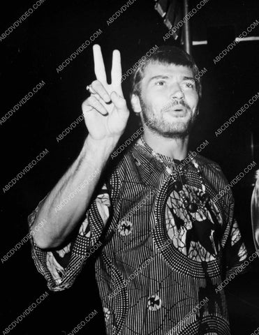 candid Peter Duel flashing the peace sign 8b20-18868