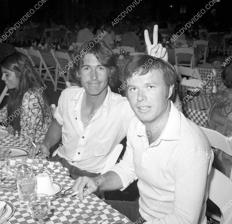 candid Randolph Mantooth clowning w Kevin Tighe 8b20-18905