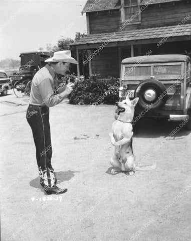Roy Rogers playing w his dog Bullett 8b20-18925