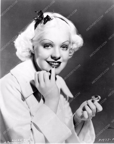 Alice Faye does a little makeup touch up 8b20-1906