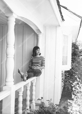 candid Sally Field relaxing at home 8b20-19091