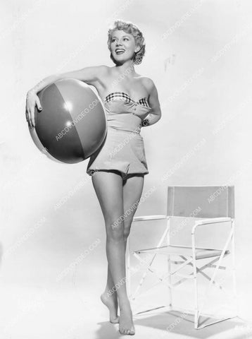 beautiful Peggie Castle w her giant beach ball 8b20-20012