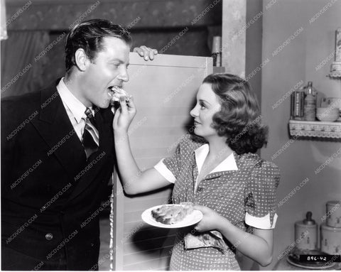 Andrea Leeds feeds Joel McCrea a piece of apple pie 8b20-2002