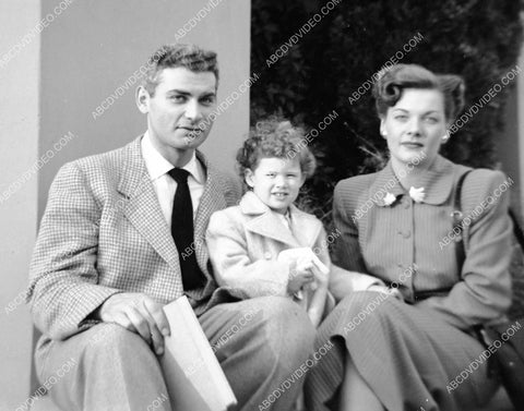 Jeff Chandler w wife and daughter maybe 8b20-20229