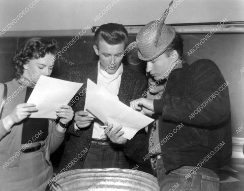 candid Natalie Wood James Dean Nick Adams on set film Rebel Without a Cause 8b20-20271
