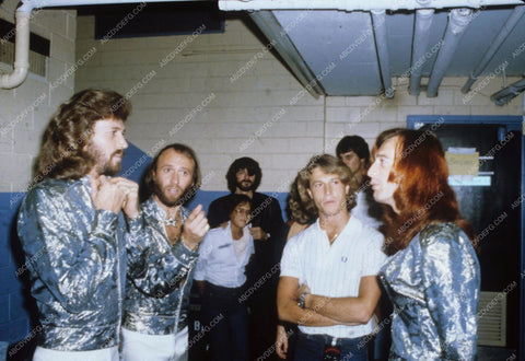 Andy Maurice Robin Barry Gibb The Bee Gees back stage 8b20-2041
