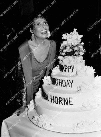 Lena Horne gets giant birthday cake 8b20-20504
