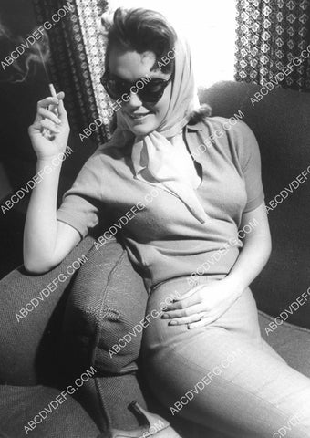 candid Lee Remick having a cigarette 8b20-20533