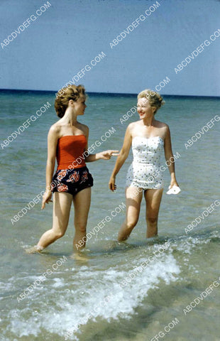 Lee Remick and friend enjoy the beach 8b20-20542