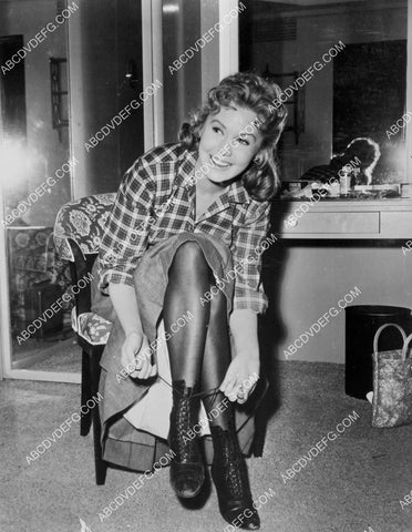 candid Rhonda Fleming lacing up her shoes 8b20-20715