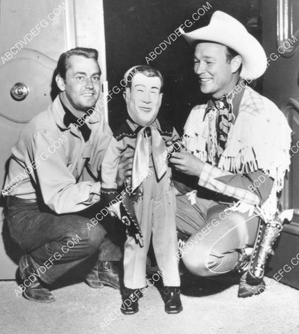 Alan Ladd Roy Rogers and a kid in costume 8b20-20751
