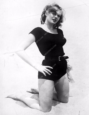 Anita Ekberg in the sand at the beach 8b20-2171