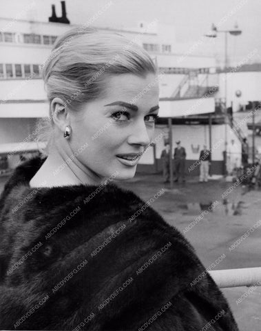 beautiful Anita Ekberg in black fur 8b20-2192