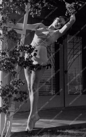 Anita Ekberg outdoors on her tip toes 8b20-2241