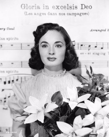 Ann Blythe and flowers portrait 8b20-2301
