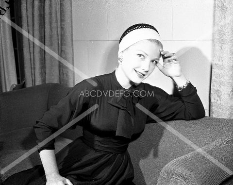 Anne Baxter in fashion and hat 8b20-2489
