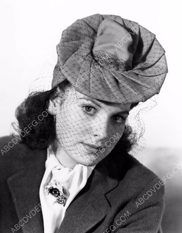 Maureen O'Hara in hat portrait 8b20-2594