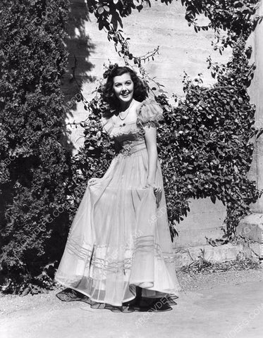 beautiful Ann Rutherford outdoors shot 8b20-2656
