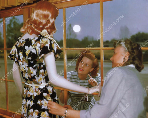 Maureen O'Hara sees twin in redhead mannequin 8b20-2735
