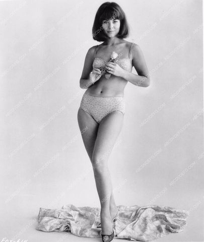 slender Anne Heywood models her new bikini 8b20-2801