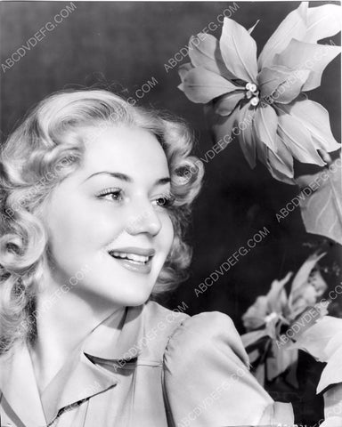 Anne Shirley appreciates beautiful flowers 8b20-2862