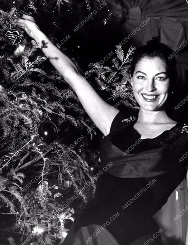 Ava Gardner hanging ornaments on the Christmas Tree 8b20-3037