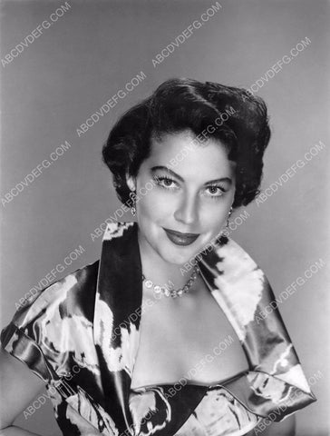 Ava Gardner portrait in reflective fashion 8b20-3066
