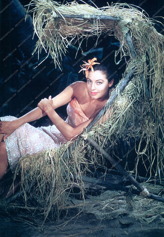 Ava Gardner in cool grass fashioned lounge chair 8b20-3085