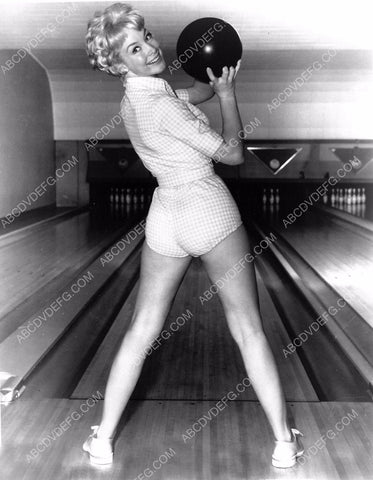 beautiful Barbara Eden ready to throw a strike down the bowling lane dp-3264