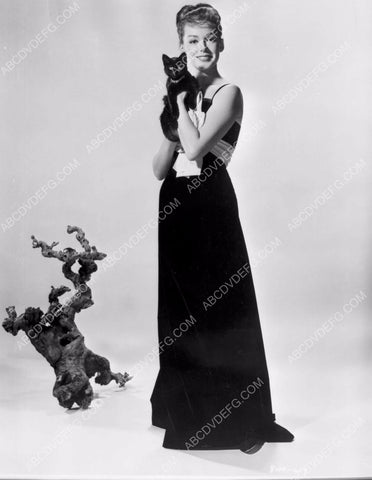 Barbara Rush poses with her cat 8b20-3436