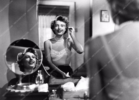 Barbara Stanwyck does a little makeup touchup 8b20-3465
